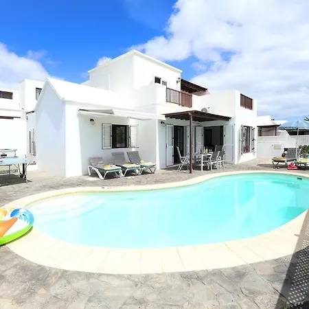Maria Carmen: Modern Beachside Retreat With Heated Pool *